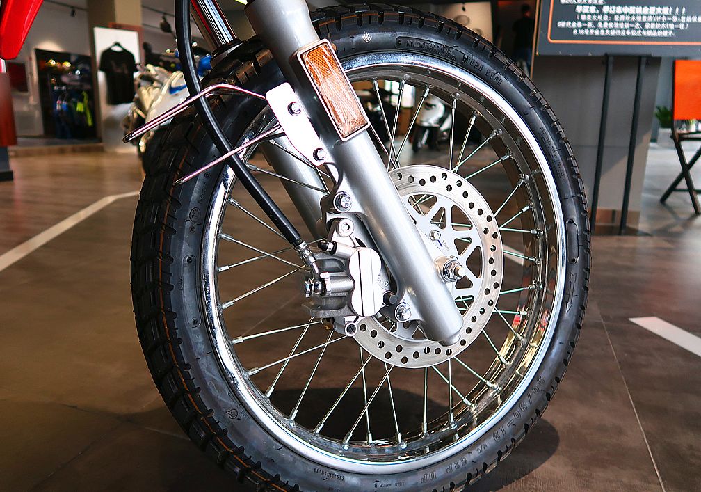 nk150豪爵对比阿普利亚terra150,到店新车视频