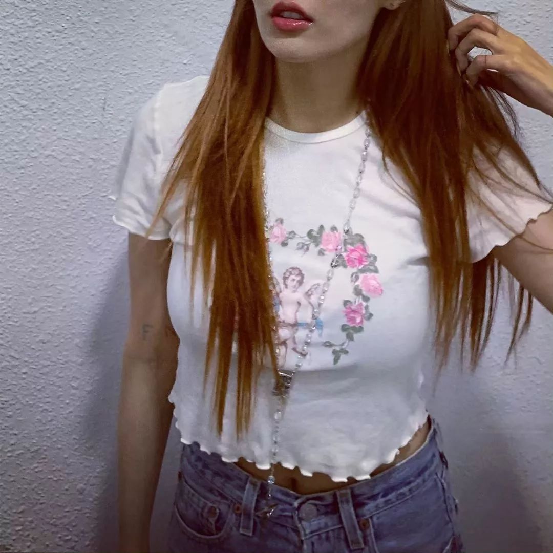 为什么我女朋友的照片头上都是蝴蝶?