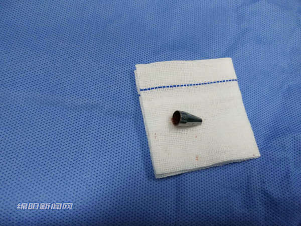 小孩被笔帽异物卡住急救方法,孩子误吞笔帽抢救视频