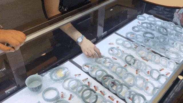 金店卖1万多翡翠实际价格是多少,万元翡翠千元购