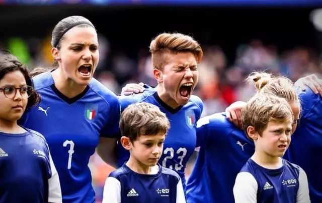 意大利足球队高唱国歌球童 (意大利足球队员唱歌)