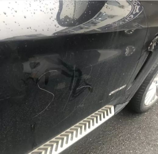 心态炸了！被奔驰宝马夹住3小时后，姑娘愤而在俩车上划了十几个字母