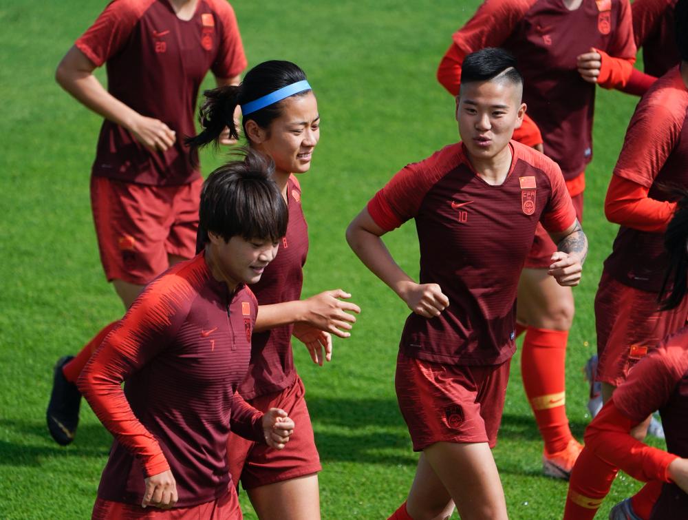 见证根宝十年磨一剑、培育铿锵玫瑰新苗，这家银行为何甘当上海足球的幕后英雄？