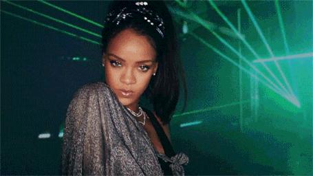 恭喜被乐坛“除名”的蕾哈娜，靠着“微商”喜提4亿