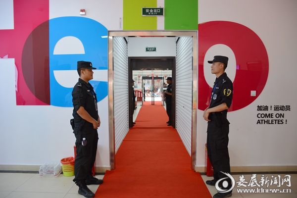 绿茵场上最美“警察蓝”中非少年足球友谊赛安全保卫工作掠影