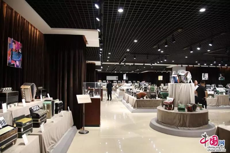 【记者的*疆新**日记】塔城印象：一棵橡树满城风情