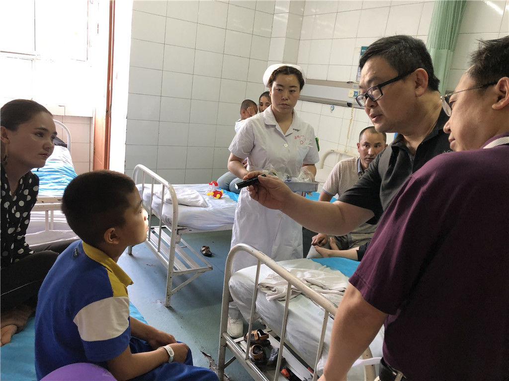 ta们这次*疆新**行，300个唇腭裂孩子微笑不再是奢望
