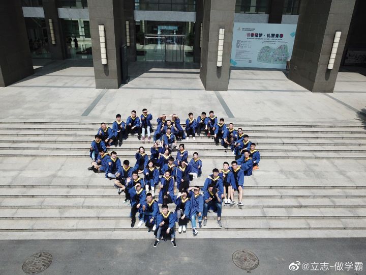 毕业照告别的是我们的青春,毕业照是我们永久的留念