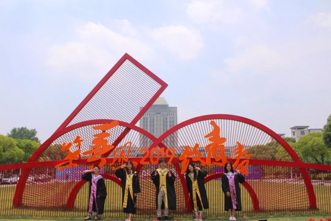 毕业照告别的是我们的青春,毕业照是我们永久的留念