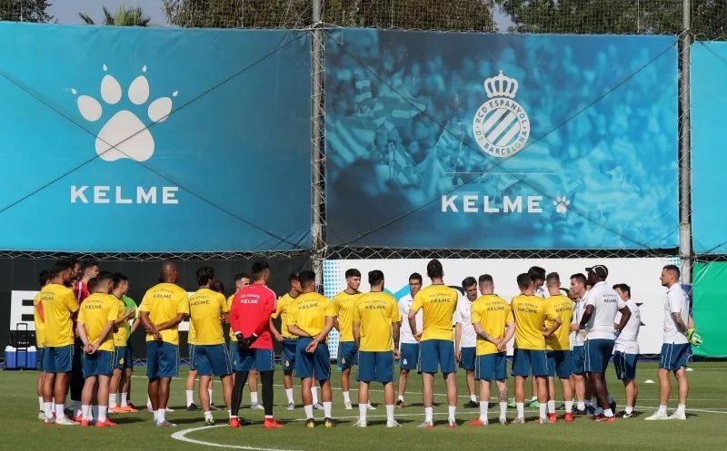 分享一下你们踢球时候的照片,晒一张你们踢球的照片