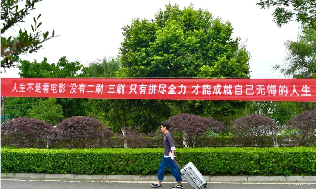 高校走心毕业季标语惹哭网友,催泪的毕业季横幅