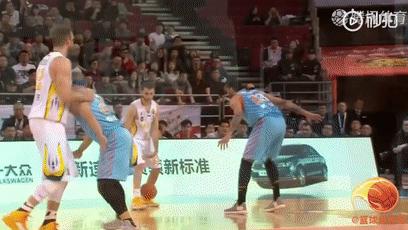 cba裁判杨茂功合法防守位置,cba杨茂功裁判眼神