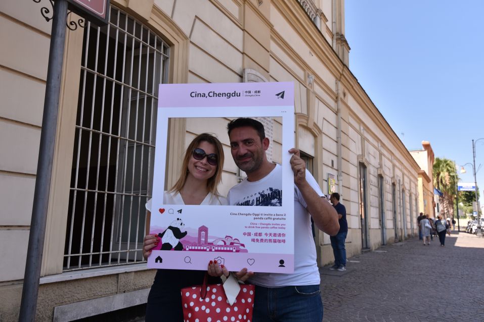 熊猫宝宝萌化外国人少女心,熊猫宝宝萌翻老外