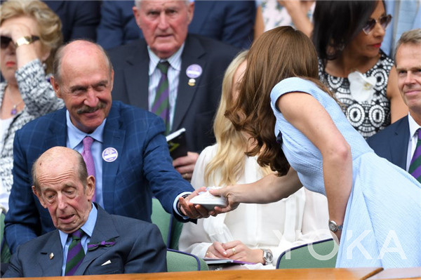 王室风云：路易王子喜提定制新鞋他收到的礼物都很特别