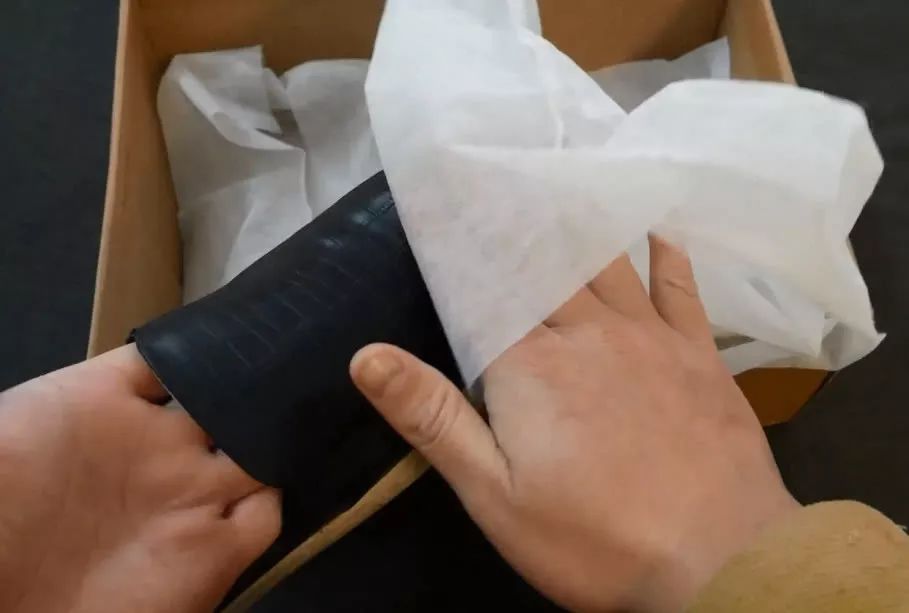 鞋盒里边的白布袋子有什么用,鞋盒里的白布可以防止鞋子变黄吗