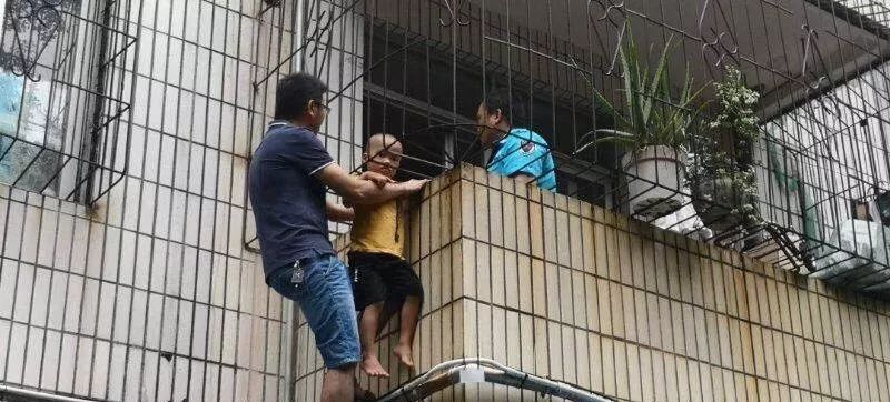 消防员才是人们心目中真正的超人,万能的消防员比什么都有安全感