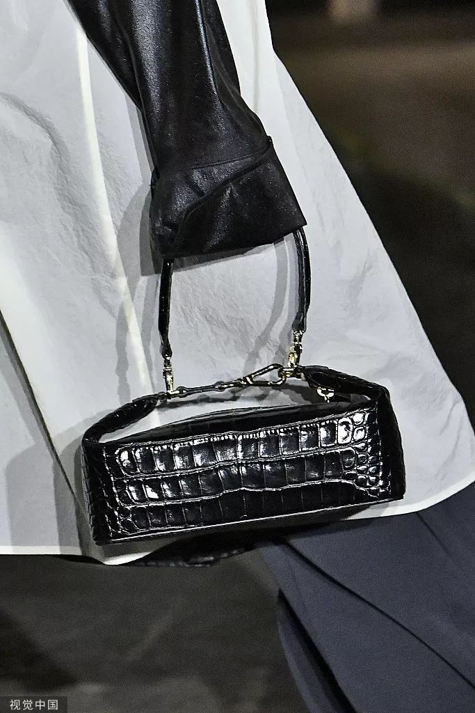 刘雯斜挎休闲包,今年流行的刘雯同款包