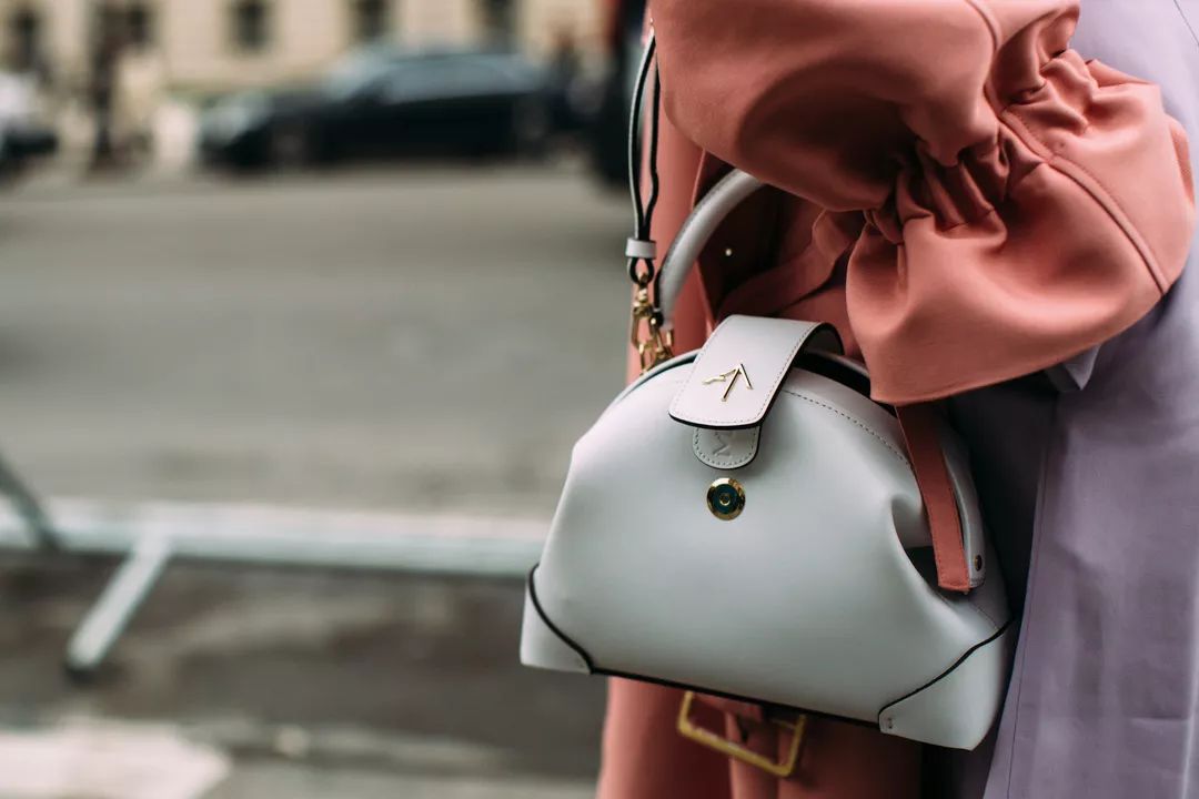 刘雯斜挎休闲包,今年流行的刘雯同款包