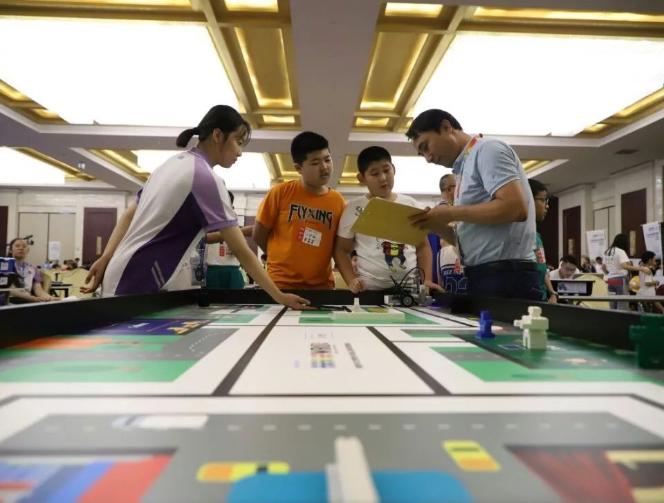 世界青少年机器人奥林匹克夏令营活动河北站在我市举办