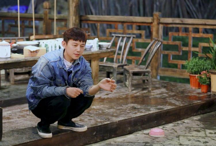 何炅同行小鲜肉同游,何炅和小鲜肉携手逛街