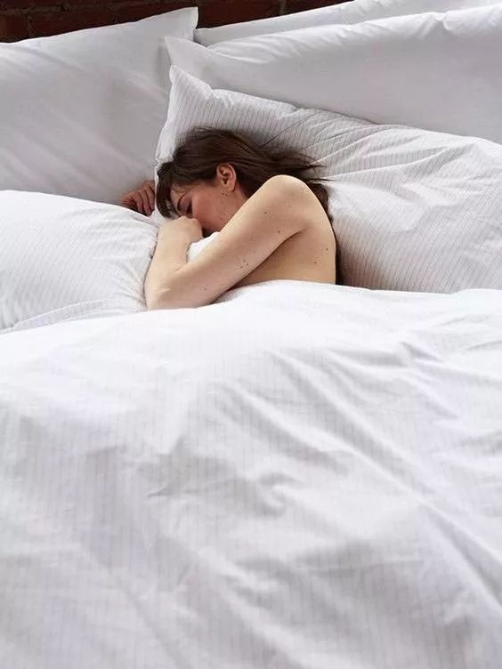 睡觉是应该多穿衣服还是少穿衣服,科普睡觉时到底要不要穿衣服