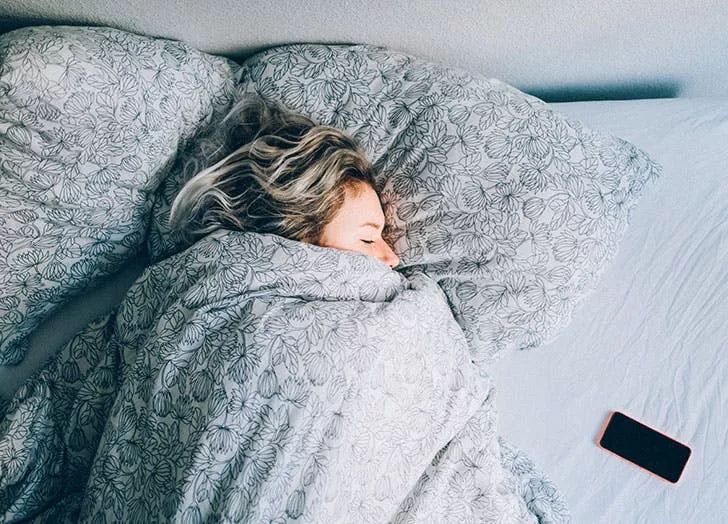 睡觉是应该多穿衣服还是少穿衣服,科普睡觉时到底要不要穿衣服