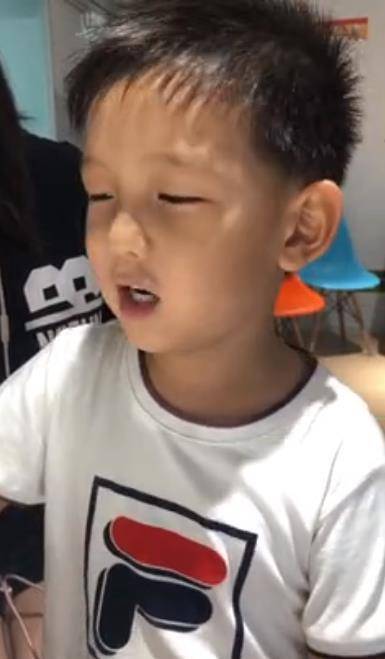 何洁儿子七宝展示才艺,何洁和七宝合影