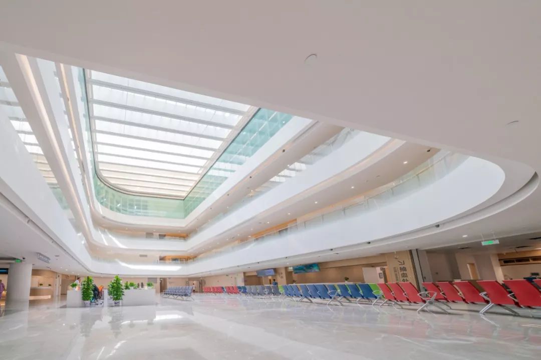 南山医院新门诊综合楼明日启用~收好这张楼层分布图～