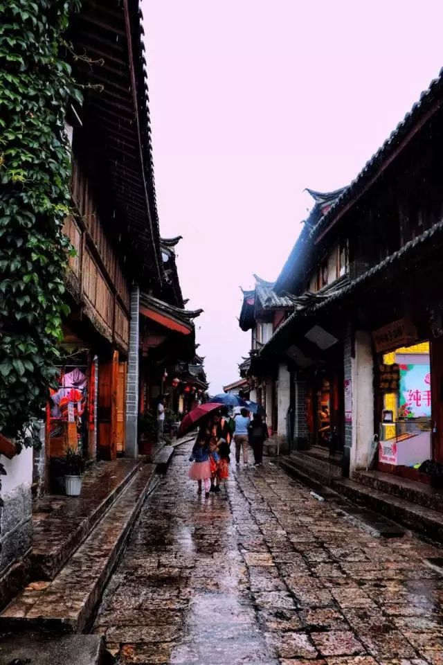 雨天丽江古城旅游攻略,来丽江看雨中的丽江古城