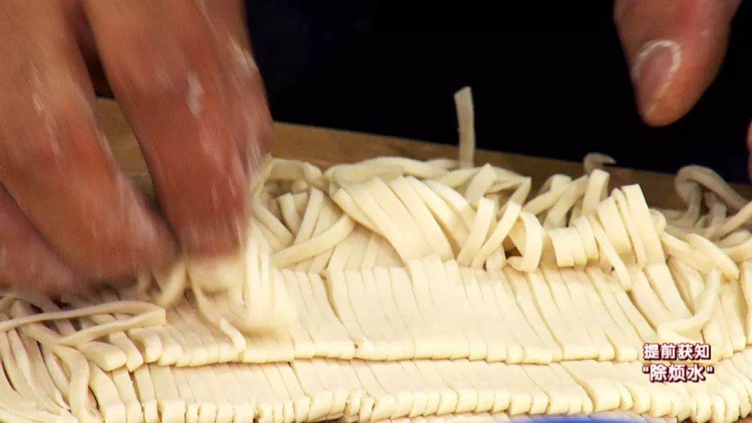 养生厨房近日视频,养生厨房今日菜谱糯香软锅贴