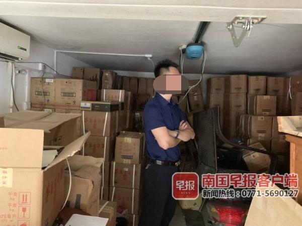 南宁一女士家中地板“冒汗”不止堪比回南天