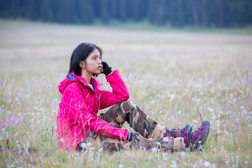 伊犁那拉提旅游冲锋衣穿搭,新疆伊犁风景冲锋衣