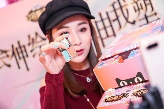 OMG李佳琦推荐的口红会结块？你真的要买它吗