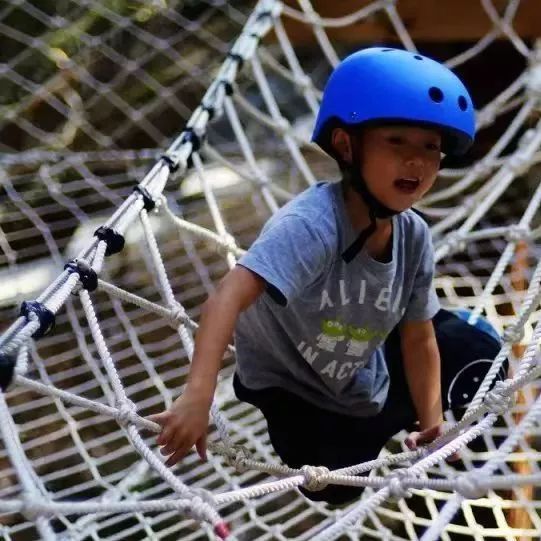 这里好好耍~周末到药王谷玩大人的摇摇船、玻璃水滑道、高空情侣桥、爱的丛林飞越……