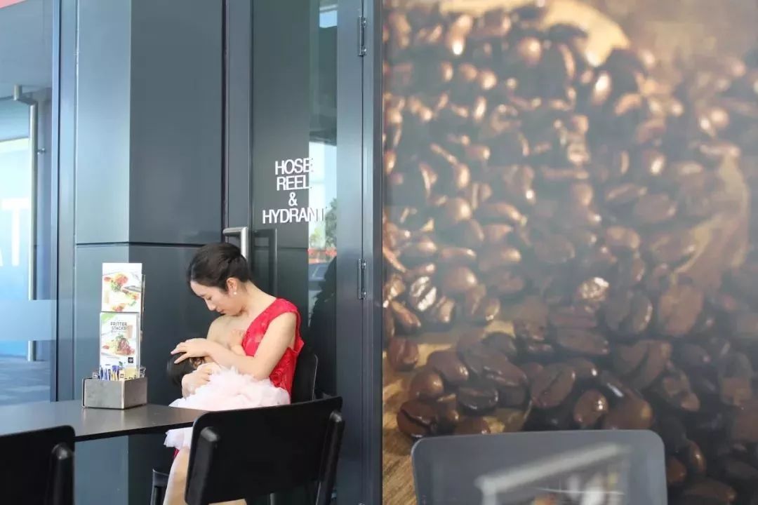 如何看待公共场所喂养母乳,公共场所母乳喂养的利与弊