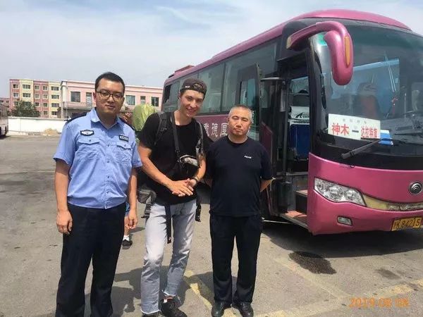 外国人在汽车站迷路民警交警救助,游客外出迷路民警暖心将其送回