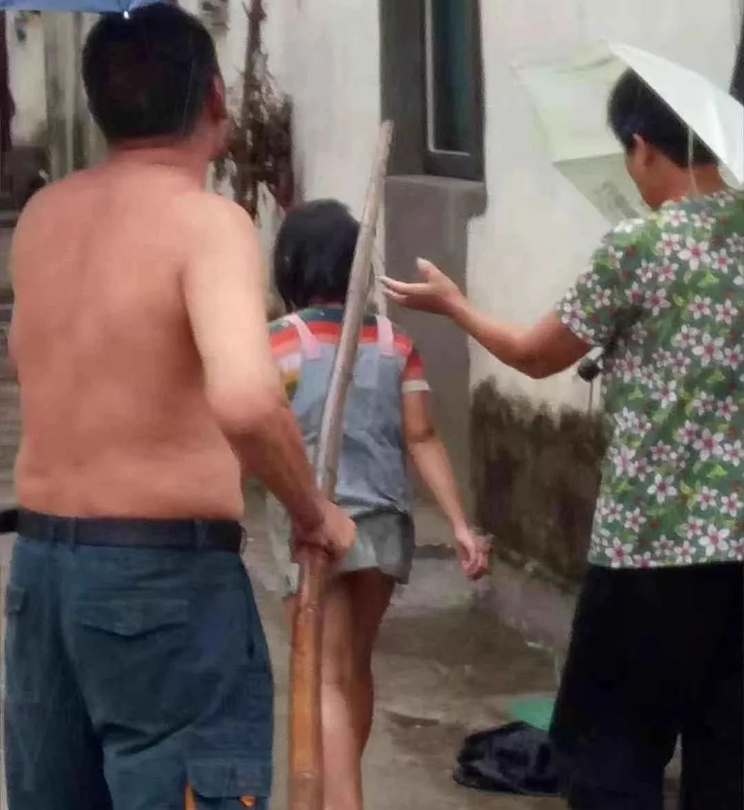 暖心路人暖心举动,水火无情人间有爱为消防员点赞