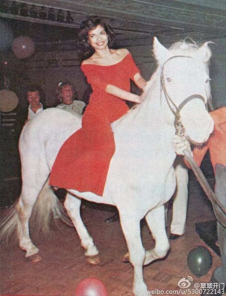 比起穿黑婚纱结婚，她们还可以更酷