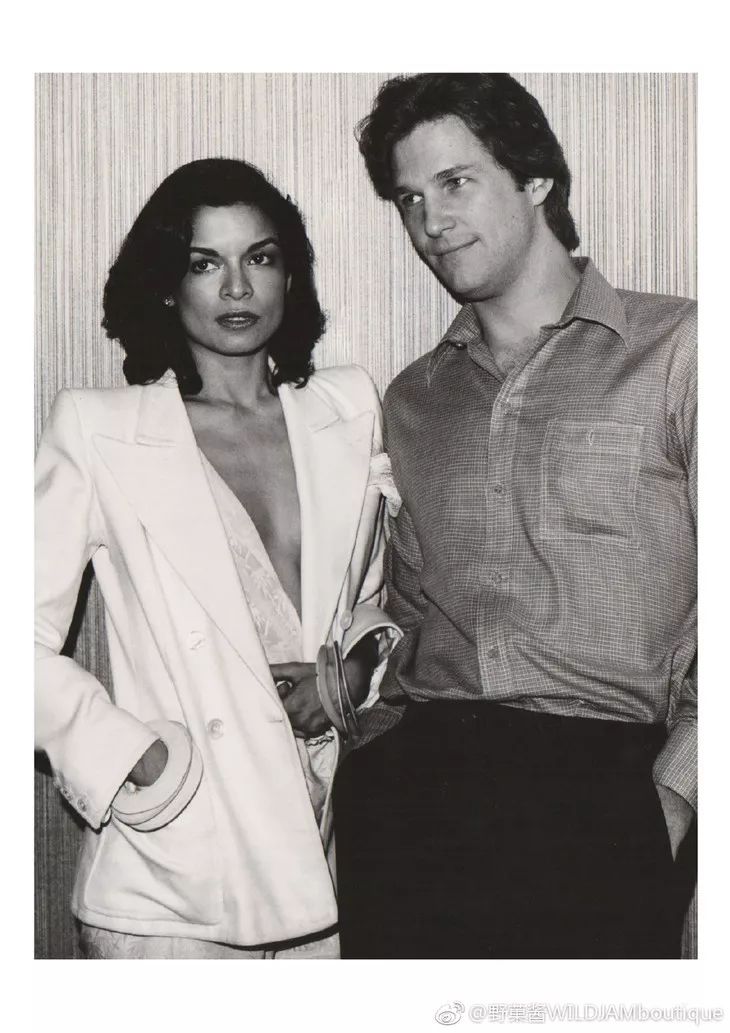 比起穿黑婚纱结婚，她们还可以更酷