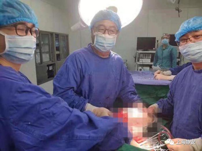 摔一跤，胸前竟长出七斤半“足球”，医生见到后惊呼……