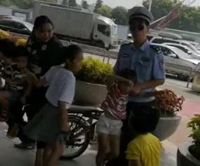 交警查电动车超载搞笑视频,佛山禅城交警查超载最新消息