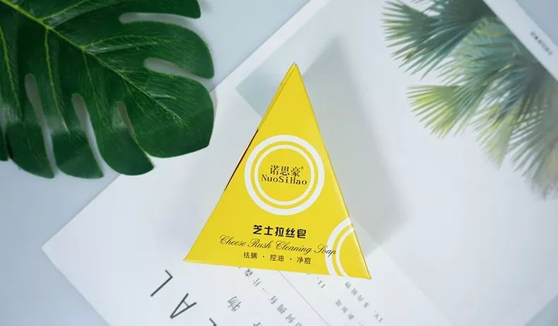 痘痘闭口里面有油脂,鼻子上的痘痘是青春痘还是粉刺