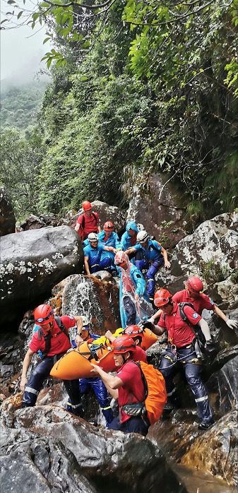 驴友坠崖2名救援人员施救遇难,救助坠崖驴友后失联