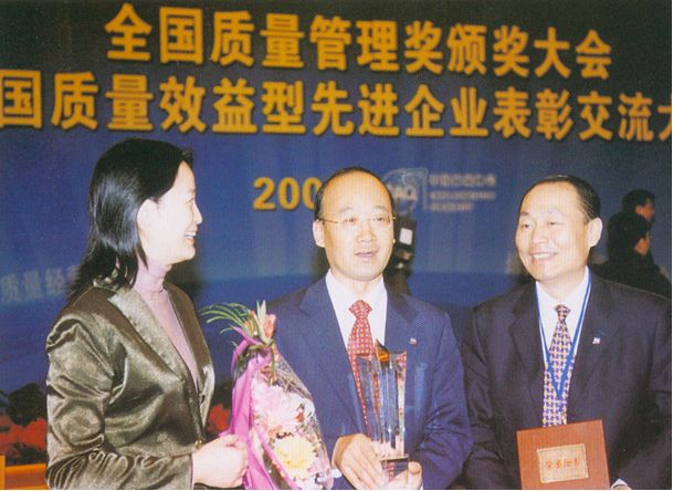 上海七十年代公共交通汽车,壮丽70年奋斗新时代的上海