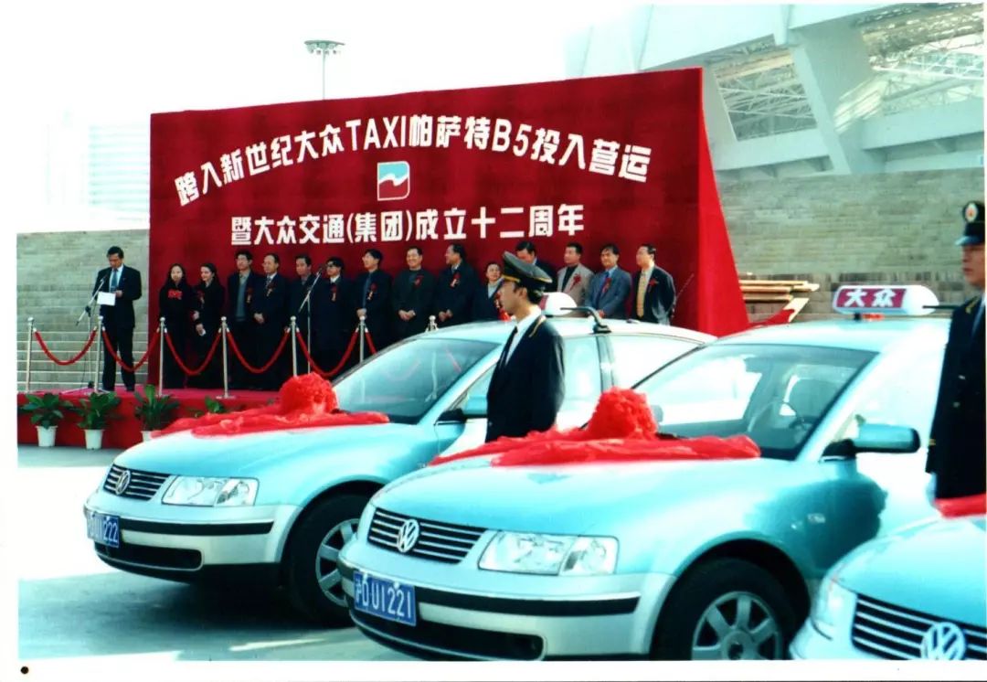 上海七十年代公共交通汽车,壮丽70年奋斗新时代的上海