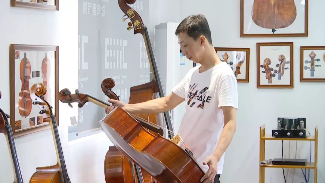 海门有个能人,正修复一把近300年的德国大提琴