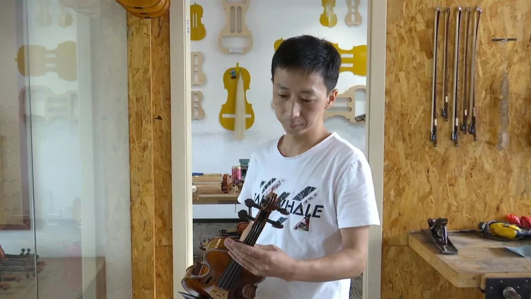 海门有个能人,正修复一把近300年的德国大提琴