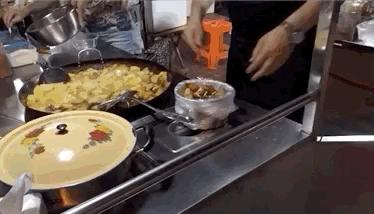 夜太美，尽管再催肥，总有人围着小摊排着队