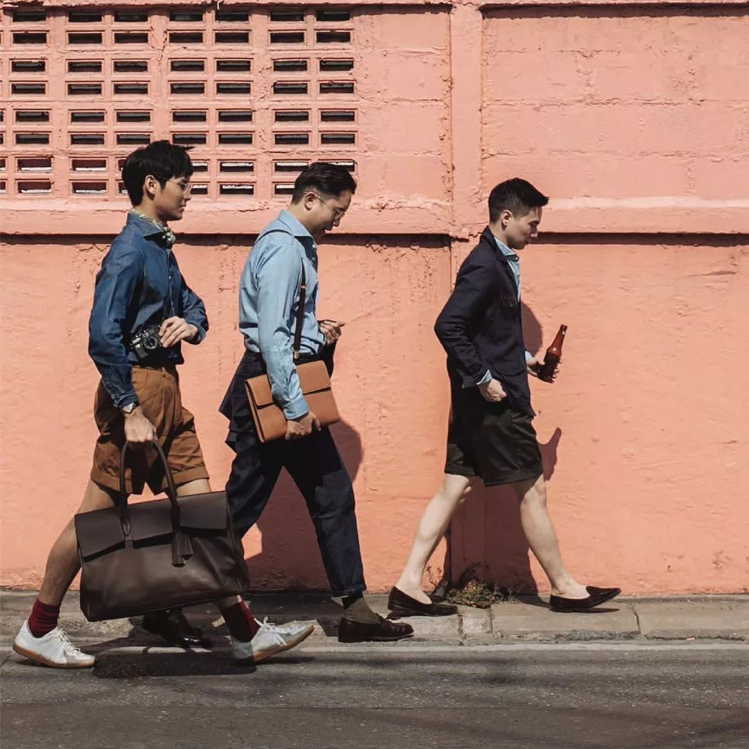 没机会参与严肃社交的男人，当然不会在乎自己的包是否体面｜基本款