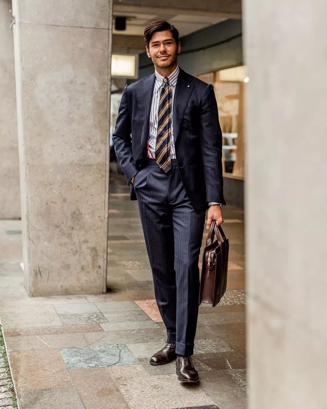 没机会参与严肃社交的男人，当然不会在乎自己的包是否体面｜基本款